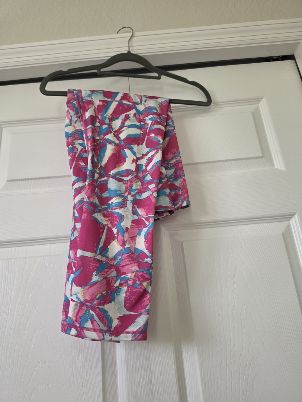 HUE Pink, Blue & White Abstract Print Leggings
